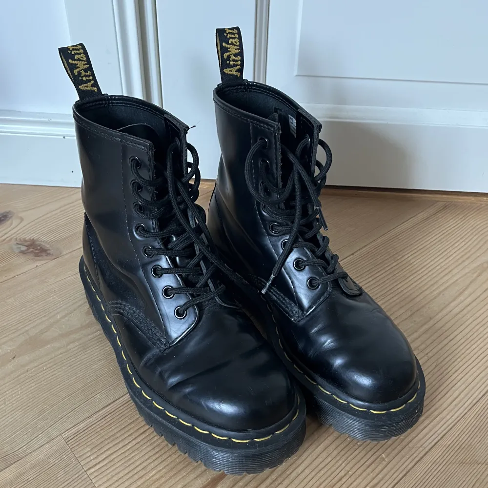 Nästan helt oanvända dr martens, endast använda fåtal gånger och inget slitage. Köpte för 2400kr och har kvar kartongen pris går alltid att diskutera🤍. Skor.