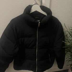 Svart jacka  - Väldigt bra skick endast använd 2 gånger, 