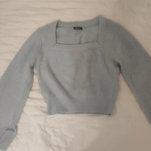 Blå stickad tröja - Säljer denna skitsnygga stickade tröjan ifrån gina. I storlek S men skulle säga att den är mer som en M. Använd typ 10 ggr och köpt för 399 kr, säljes för 80 kr❤️skriv för fler bilder eller köpa, det går bra att använda köp nu funktionen💗💗