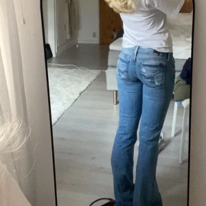 Vintage jeans - (Lägger upp igen pga att appen inte funkade) Vintage lågmidjade jeans🩷innerbenslängd ca 83 och midjemått rakt över ca 36🩷är 164 cm lång:)