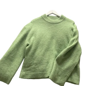 Stickad tröja  - Stickad tröja i M så fin grön !!