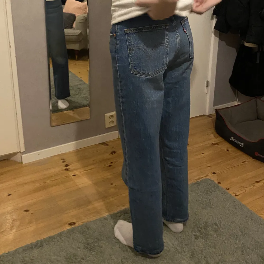säljer mina levis jeans då de blivit för korta och inte riktigt är min stil längre💕 de är inte stretch utan de är riktiga jeans💕waist: 27. Jeans & Byxor.