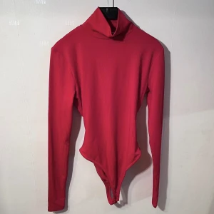 Body  - Snygg body med öppen rygg oanvänd 