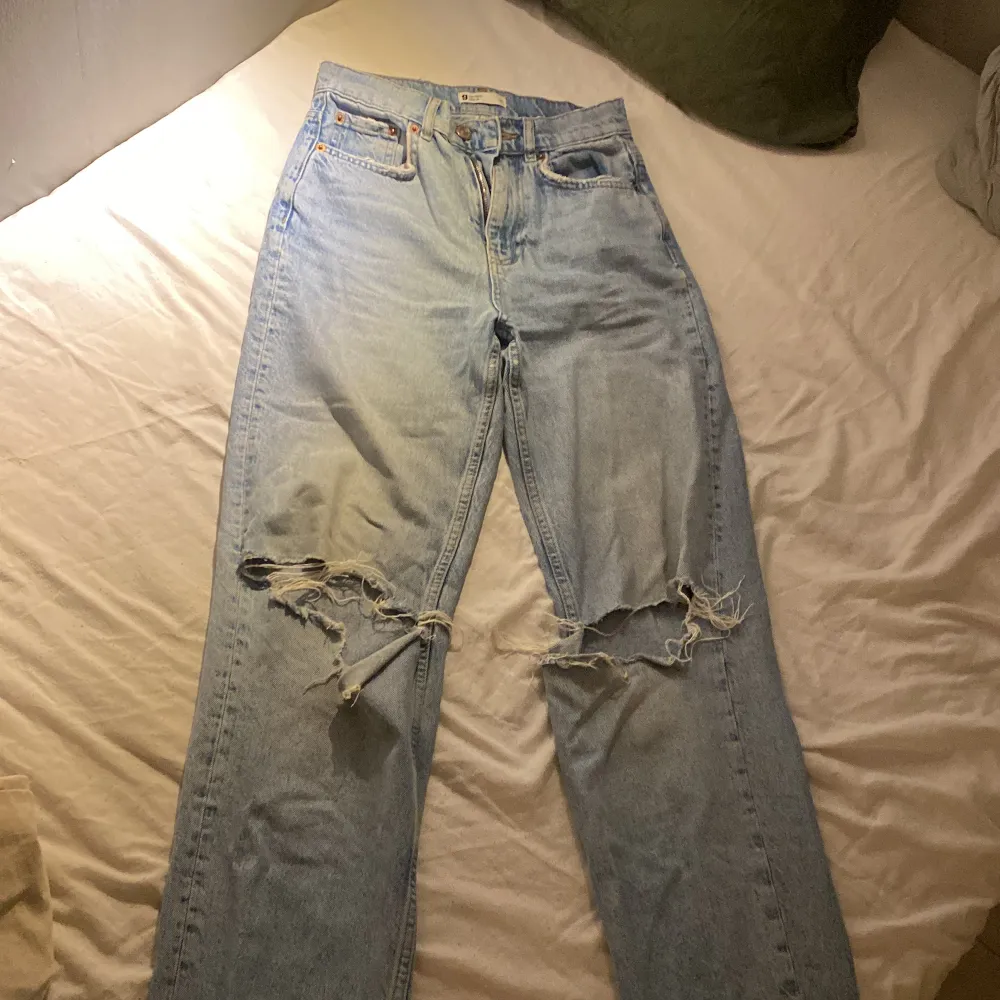 Ett par Jeans från GinaTricot med håll i. Ganska använda men dom är inte slitna💗Ny pris 499kr . Jeans & Byxor.
