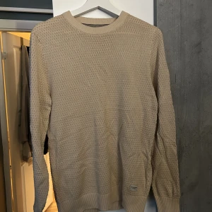 Stickad tröja från Jack & Jones  - Har aldrig använt så säljer den. Storlek S