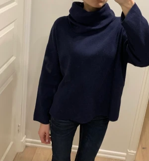 H&M stickad - Säljer denna fina marinblå polo tröja från H&M i bra skick!☺️💕 Jätte fin till jeans på vintern🌨