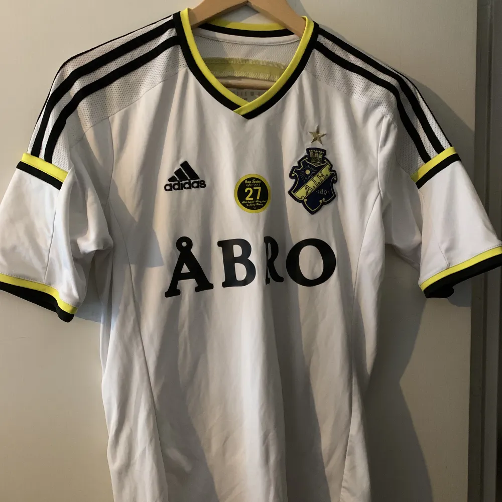 Matchtröja AIK från säsongen 2014 i väldigt fint skick. Nummer 19 på ryggen som bla Martin Mutumba.. T-shirts.