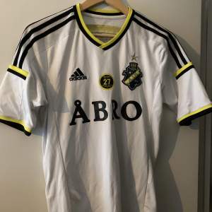 Matchtröja AIK från säsongen 2014 i väldigt fint skick. Nummer 19 på ryggen som bla Martin Mutumba.