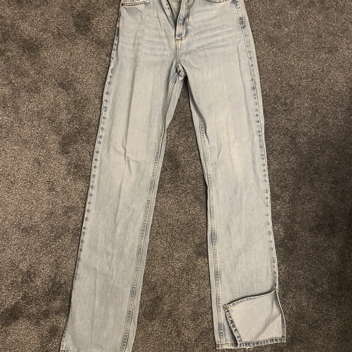 Långa jeans med slits