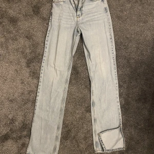 Långa jeans med slits - Långa ljusblåa jeans med slits💕 Är 170cm och passat jättebra med skor💕
