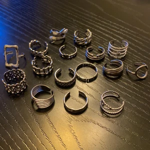 Ringar  - Säljer snygga ringar för ett bra pris. Ni kan välja ut några stycken så får ni ett paketpris . 1 st för 30kr och ifall man tar 5 st så blir det 100kr💕de flesta är justerbara 