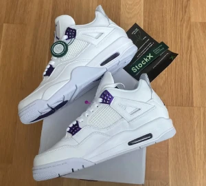 Jordan 4 metalic purpule - Tja säljer mina feta Jordan 4 anledning t denna annons är att dem inte passar min stil o fick dem i födelsedagspresent, pris kan sänkas vid snabbaffär 