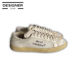 Ett par unika och snygga saint Laurent skor i modellen ”distressed”. Designen är alltså att skorna ska se slitna ut. Tveka inte på att höra av dig om du undrar något eller vill ha fler bilder.