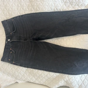 Zara jeans  - Raka lågmidjade mörkgråa jeans från zara, jättesnygga men passa inte mig så bra längre! Nypris 400 mitt pris 180kr exklusive frakt 