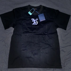 LV T-shirt I storlek M  - LV T-shirt med tryck på baksidan som jag fått men aldrig använt. Lite oversized fit med tyngre material. Väldigt skön. Skriv vid fler frågor.