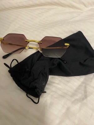 Snygga solglasögon  - Använda 1 gång. Kommer med påse 
