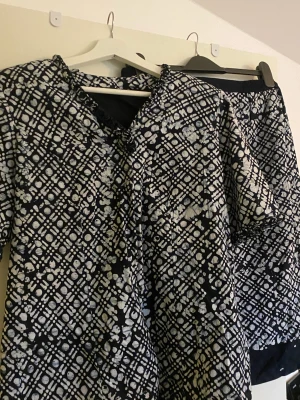 Set - Härligt mönstrad set. Detta är handgjort från Gambia! Kan köpas tillsammans och enskilt.  Tillsammanspris: 300kr Top: 200kr Kjol: 200kr