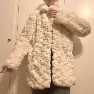 Vit pälsjacka  - Fint skick! Super mysig. Jag är S