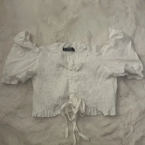 Vit blus - Så himla söt off shoulder vit blus från Shein. Blusen är i nyskick och använd endast några få gånger eftersom den är för stor på mig. Storlek M🤍🫶🏼