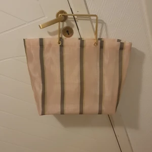 Väska  - Ljus väska från H&M med förgyllda handtag. Lite lätt genomskinlig. 