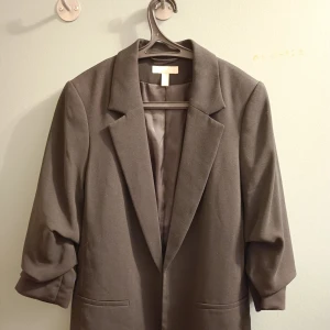 Svart kavaj storlek Xs-S från H&M! Endast 150 kr!  - Svart kavaj från h&m i storlek XS till s för endast 150 kr! Kavajen har väck vid ärmarna och en slits bak till. Helt oanvänd för ett väldigt bra pris! 