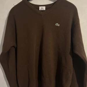 Lacoste Tröja  - Säljer Min Lacoste Tröja Som Är Värd Ca 1000 kr. Tröjan Är i Nytt Skick Då Jag aldrig Har Haft På Mig Den.