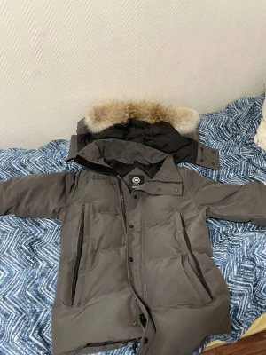 Canada Goose jacka  - Tjena! Säljer min Canada Goose Wyndham jacka, har använt den i en månad ungefär och är i väldigt bra skick, jackan är i storlek M och vid minsta lilla fundering är det bara att höra av sig!