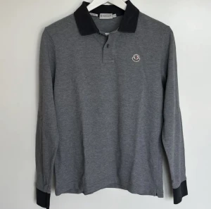 Moncler piké - Bra skick, ny pris runt 3500kr, mitt pris 849kr👍🤑
