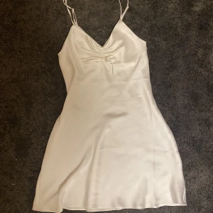 Nattlinne/satinklänning - Vitt satin nattlinne från bikbok i stl S, tyvärr för liten för mig💓 skriv gärna för fler bilder!
