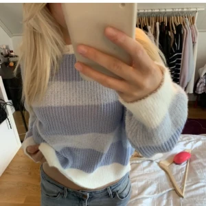 Stickad tröja - Super fin och skön stickad tröja, som tyvärr inte kommer till användning! Köpt här på plick så vet inte märke. (Bilder lånade från personen jag köpte den av)🩵