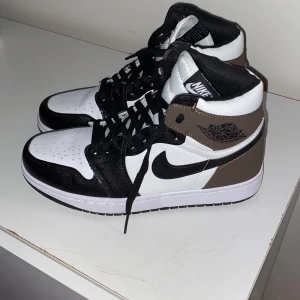 Jordan 1 mocha  - Nya skor knappt använda hör av dig om priset! 