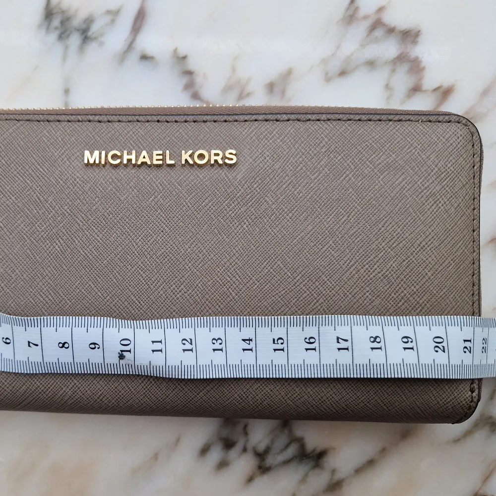 Säljer en plånbok från Michael kors i måtten 21cmx11cm. Nyskick knappt använd.. Accessoarer.