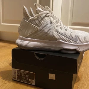 Lebron witness basketskor - Feta lebron witness basketskor i helt nytt skick som har blivit för små. Köpta för 1099kr och det finns inga defekter eller smuts💕