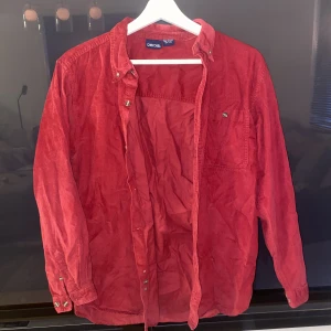 Röd manchesterskjorta - Storlek S/M. Säljs då den tyvärr inte kommer till användning längre. Fint skick och 100% bomull. För fler bilder/info skriv i DM😇💓