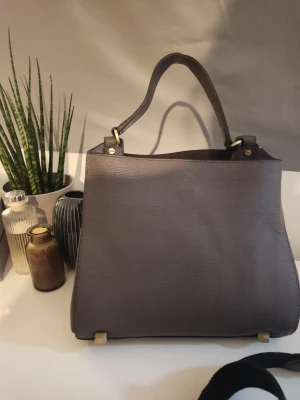 Mcm väskan  - Äkta mcm väskan i leather. Används kick. Med några repor men påverkar inte användningen. Endast väskan+ axelrem 