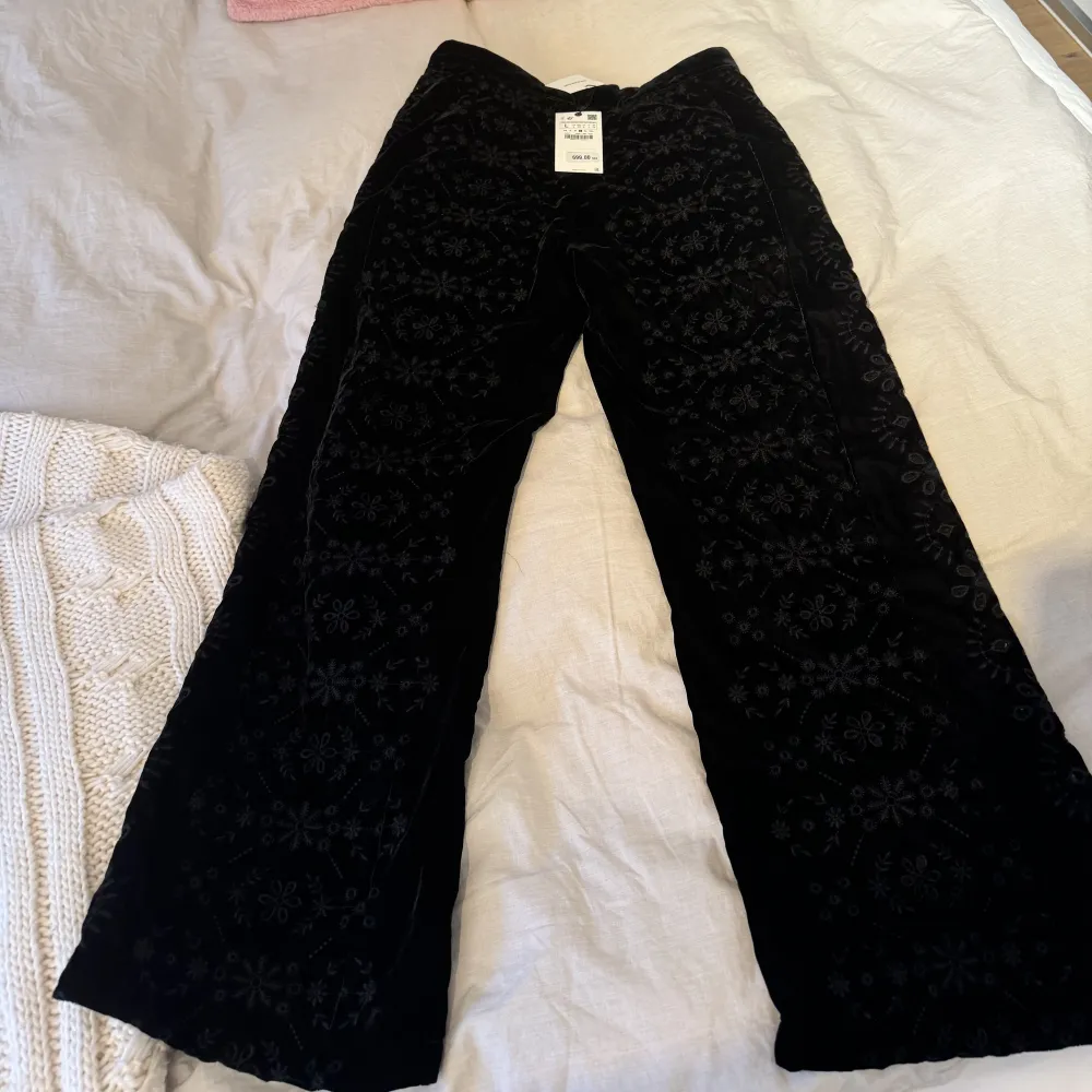 Svarta midwaist byxor från Zara. Mjukt material med mönster. Storlek L. Etiketten är kvar. Ordinarie pris är 699kr, säljer för 250kr. . Jeans & Byxor.