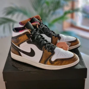 Air Jordan 1 Mid SE - Hej, säljer mina Air Jordan 1 Mid SE! Storlek: 42,5 Färg: black/taxi-white-sail Nypris: 1600 kr. Köptes i officiel Nike butik i vintras och har använts sparsamt! Såklart följer orginal kartong och extra snören (gul) med! KÖPAREN STÅR FÖR FRAKT!! 💕 