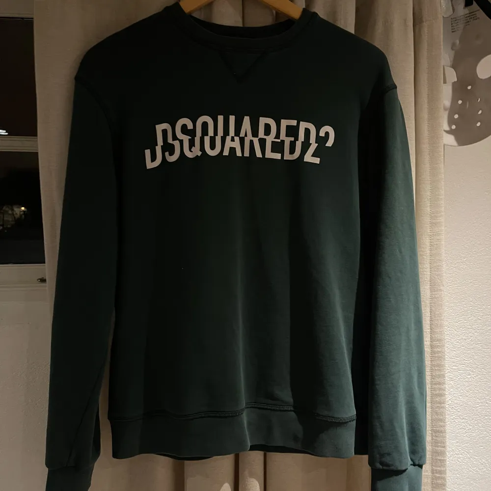 Säljer nu min dsquared2 tröja då den har blivit för liten för mig, den är i gott skick och passar den som vill sticka ut men samtidigt ha en sjukt fet tröja. Tröjor & Koftor.
