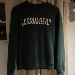 Säljer nu min dsquared2 tröja då den har blivit för liten för mig, den är i gott skick och passar den som vill sticka ut men samtidigt ha en sjukt fet tröja
