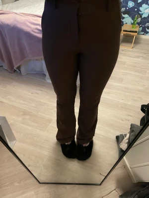 Högmidjade kostymbyxor  - Högmidjade kostymbyxor från bikbok i modellen Vilma i stl 36. Har nästan knappt använt dom så i nyskick, bara att ställa frågor ifall ni undrar något☺️