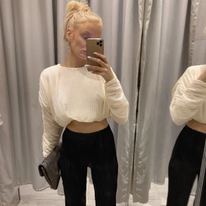 H&M trend topp  - Topp från H&M trend. Använd endast 1 gång. På bilden har jag toppen instoppad för att få den mer croppad. 