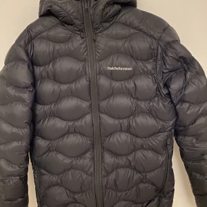 Peakperformance jacka  - PeakPerformance Helium Hood jacka i storlek L. Använd några gånger men skicket är som nytt. Nypris 2790. 
