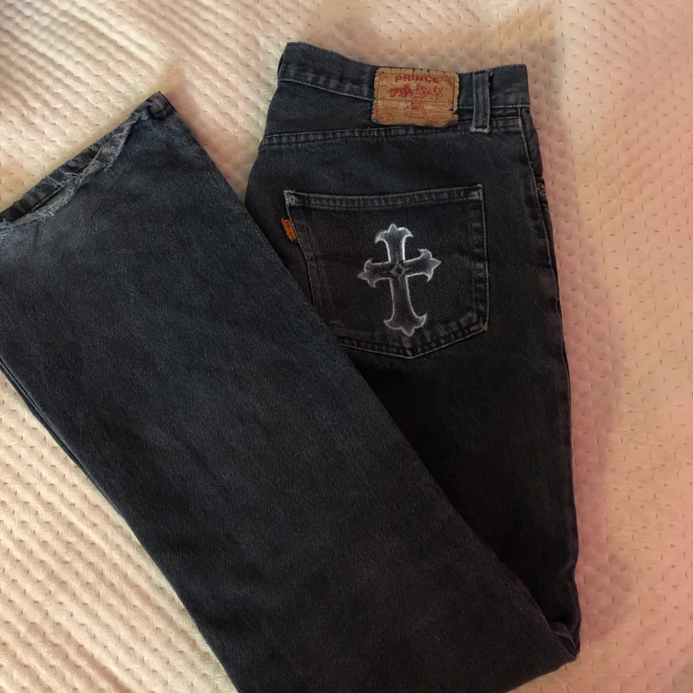 Säljer dessa super coola Lågmidjade jeansen från Prince. Köpta här på Plick men passade tyvär inte (lite oversised). Bilderna är lånade så skriv för fler bilder!!💕💕. Jeans & Byxor.
