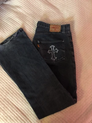 Lågmidjade Prince jeans - Säljer dessa super coola Lågmidjade jeansen från Prince. Köpta här på Plick men passade tyvär inte (lite oversised). Bilderna är lånade så skriv för fler bilder!!💕💕