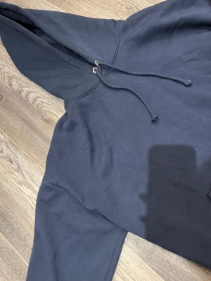 Hoodie  - Säljer en helt ny hoodie från Bikbok, bara provar en gång 😊nypris 399 säljer för 230