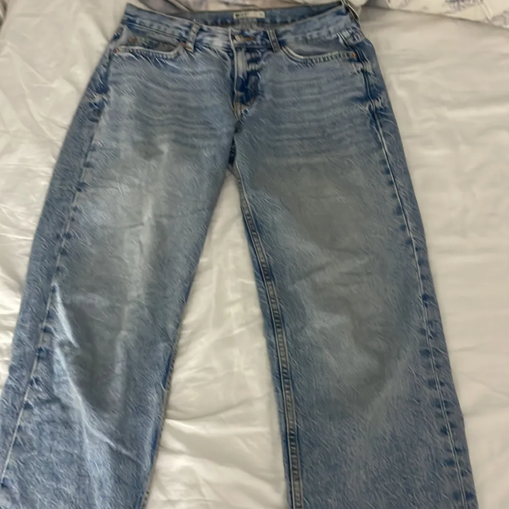 Lågmidjade straight jeans från gina. Nypris:499 Använt fåtal gånger💗 Pris kan diskuteras💗 Tryck inte på köp nu!. Jeans & Byxor.