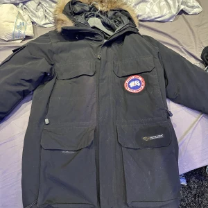 Canad Goose jacka - Säljer canada goose jacka Billigare vid snabbaffär Den är ganska så skitig på bild men ska tvätta den.