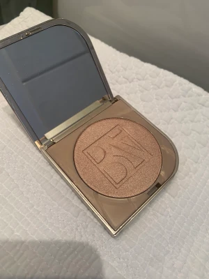  Highlighter beauty act  - Snygg Highlighter från beauty act oanvänd. Lady’s night  heter färgen.  Den är inte för ljus el för mörk den är perfekt om man vill ha lite extra piff och lyster på kinderna 