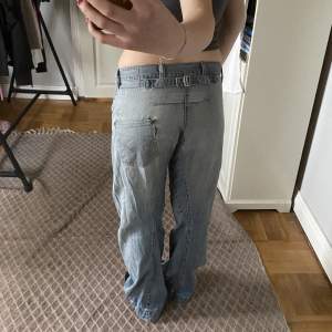 Fina jeans med bara en bakficka och många coola detaljer! De används inte så jag säljer dom! De ser slitna ut, oklart om de ska se ut så eller om de är slitna. Midjemått rakt över 40cm!❤️midwaist men man kan vika ner de om man vill ha de mer lowwaist🤩