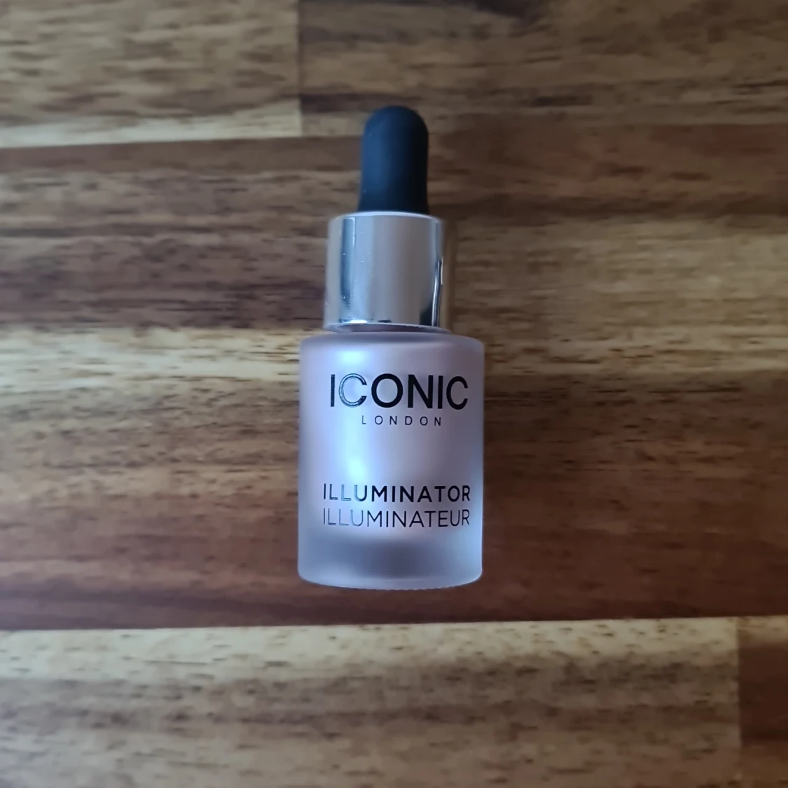Iconic London illuminator shine highlighter